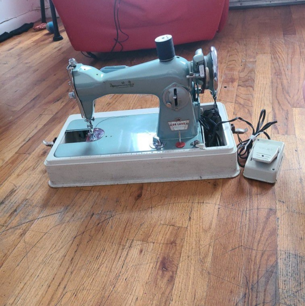 Deluxe Precision Sewing Machine - Picture 1 of 4